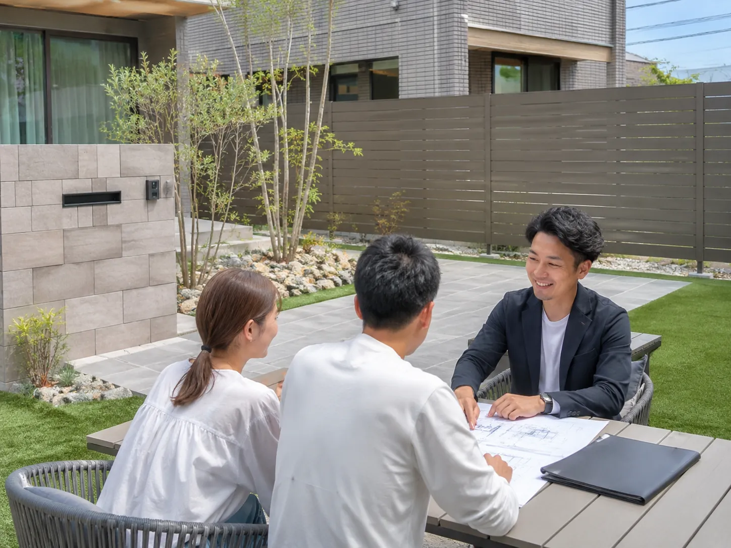 新築外構のプランを相談するご夫婦とプランナー