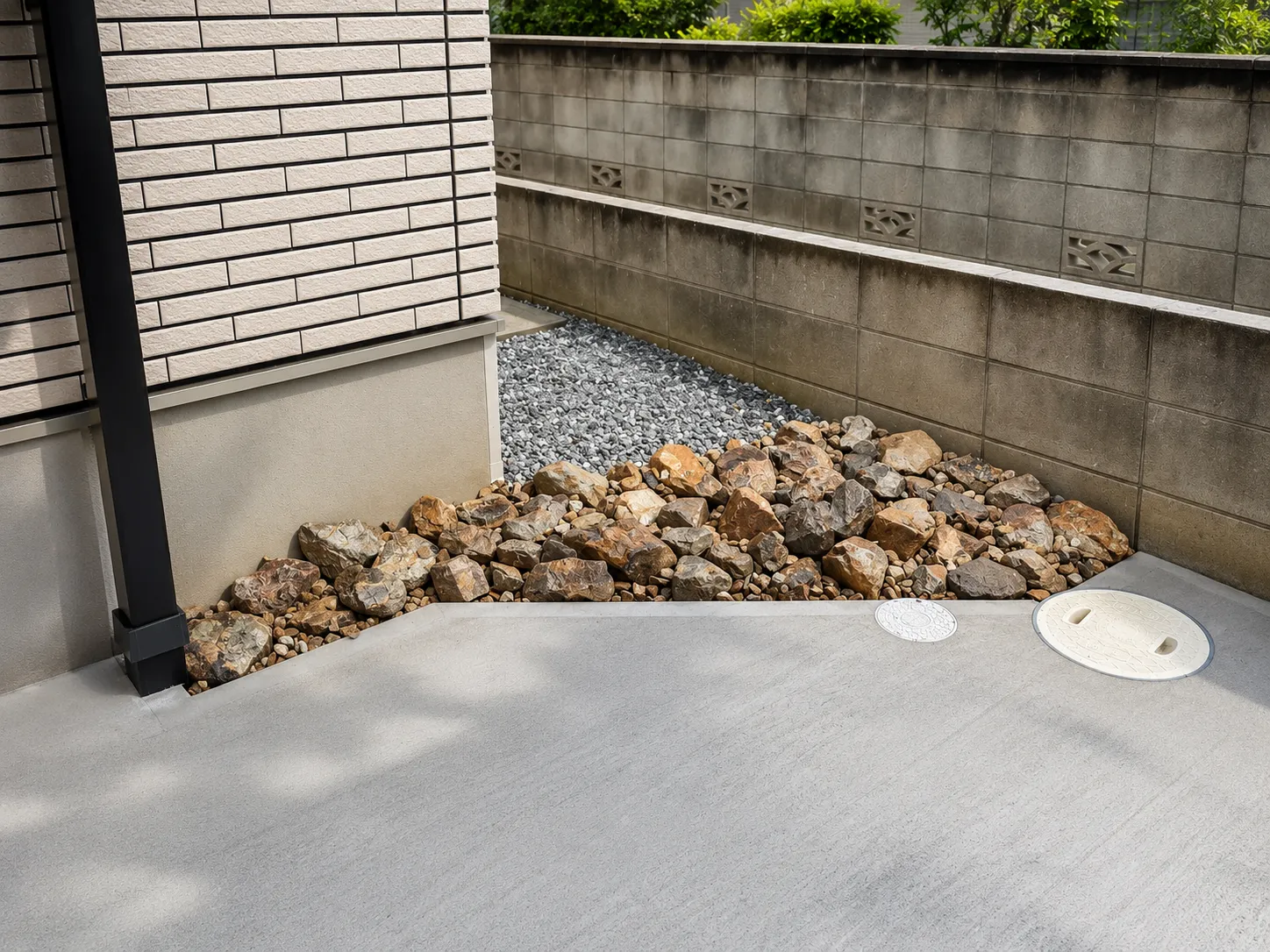 コンクリートと割栗石を組み合わせた建物まわり