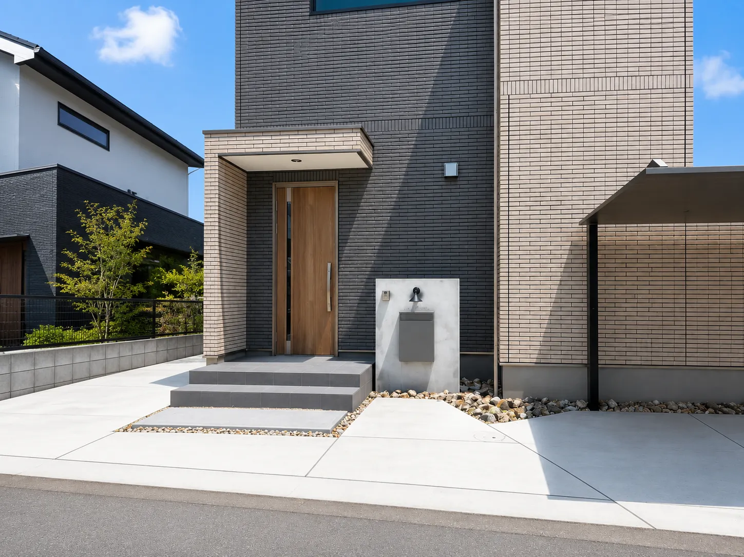 グレーの建物と造作門柱が調和する柏市の新築外構