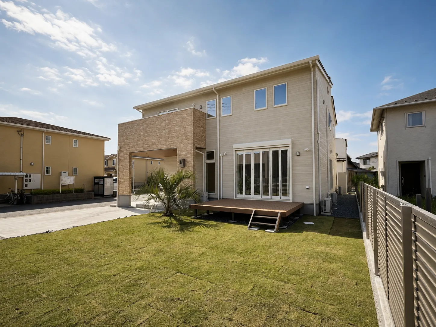木更津市の住宅に施工した天然芝の庭と建物につながるウッドデッキ