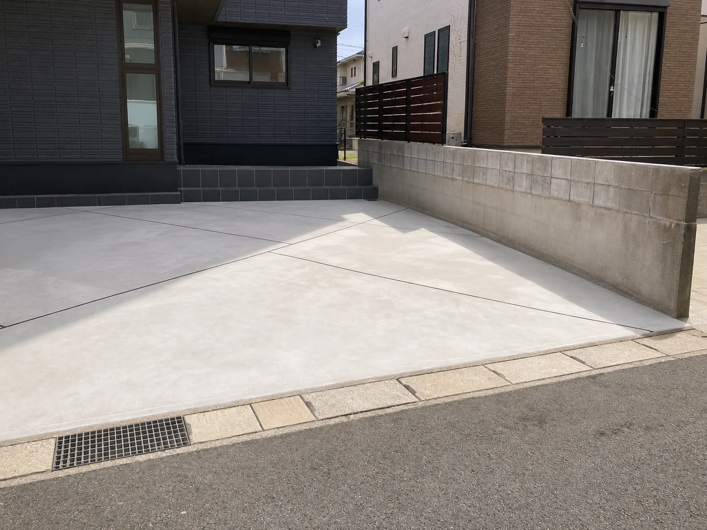 柏市の広々とした土間コンクリート駐車場