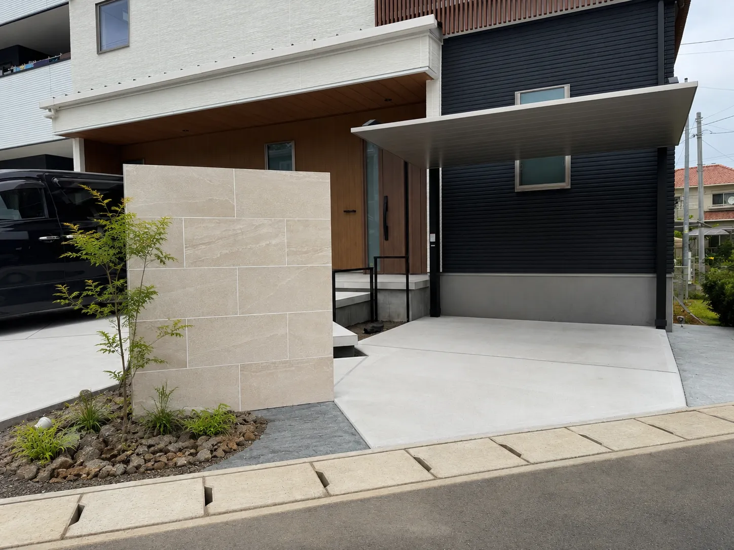 シンプルモダン住宅の駐車場と門柱を含めた外構全景