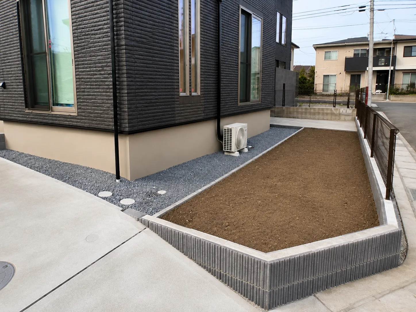 印西市の新築外構。家庭菜園として活用できるスペースと砕石敷きの側庭を撮影した様子。