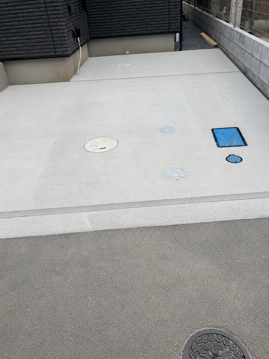柏市の新築住宅に施工した刷毛引き仕上げの土間コンクリート駐車スペース