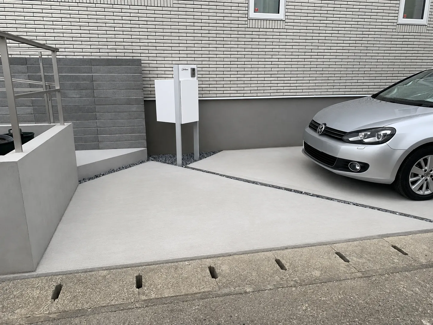 柏市の新築外構で施工した門袖・宅配ボックス・土間コンクリート駐車場