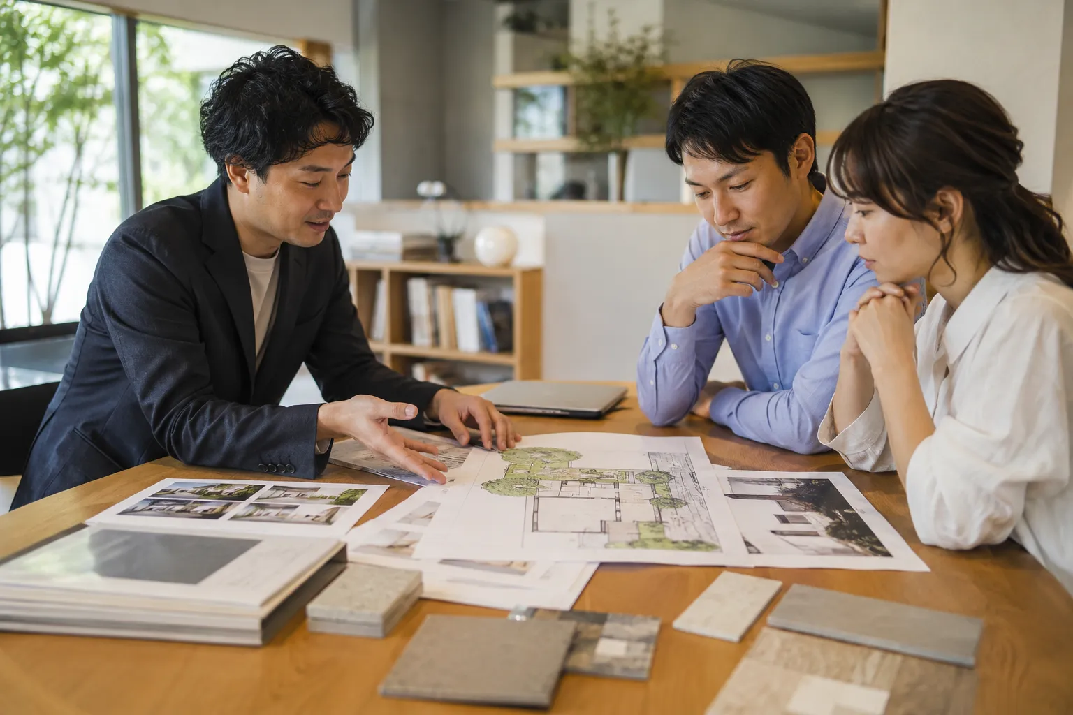 ハウスメーカーと外構専門店の提案を比較する日本人夫婦